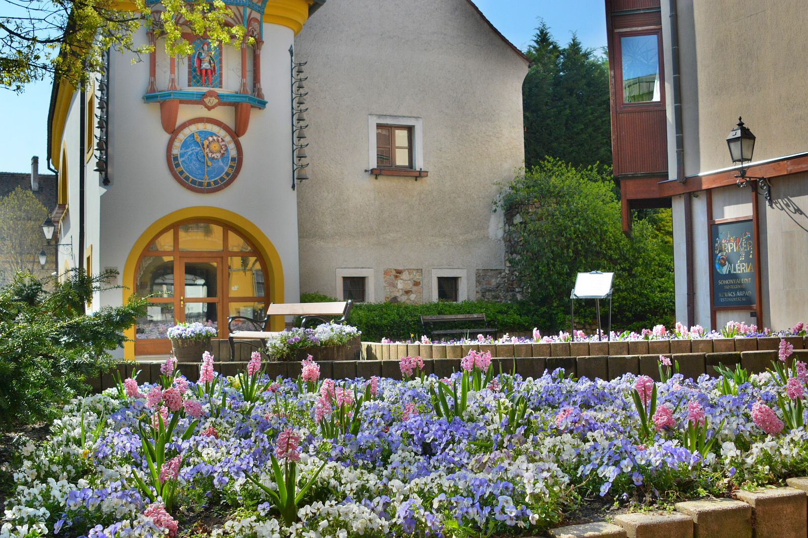 Napsütéses húsvét hétfő - az élet csodáját hirdetik az ébredő növények városszerte